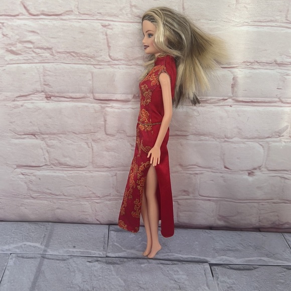 90’s Barbie doll with Asian outfit 11.75” Tall - Picture 8 of 8